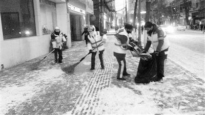 兰州12000余名环卫工人上路扫雪