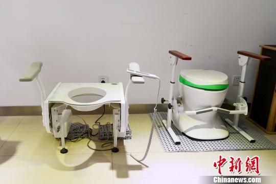 虚拟养老院内展示的老年人用品。 高展 摄 虚拟养老院内展示的老年人用品。 高展 摄