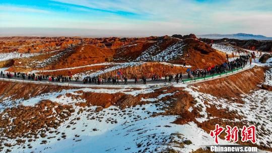 千余名运动员甘肃张掖参加冰雪山地马拉松迎新年