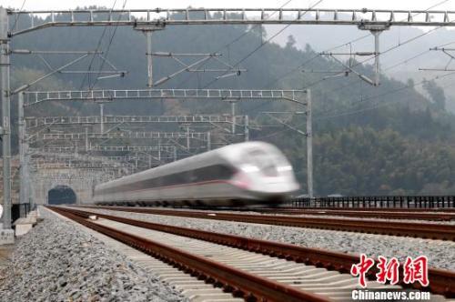 资料图：列车驶过怀衡铁路雪峰山隧道。通讯员 刘玉良