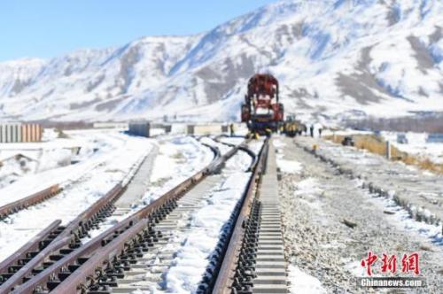 资料图：拉萨周围大面积降雪，川藏铁路拉林段贡嘎县境内施工现场气温骤降。中铁十一局的建设者们顶着严寒，在冰天雪地中持续铺轨施工。何蓬磊 摄 