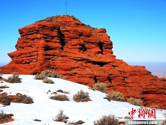 天空碧透，山岩殷红，白雪皑皑，构成平山湖大峡谷冬天的美景。吴学珍 摄