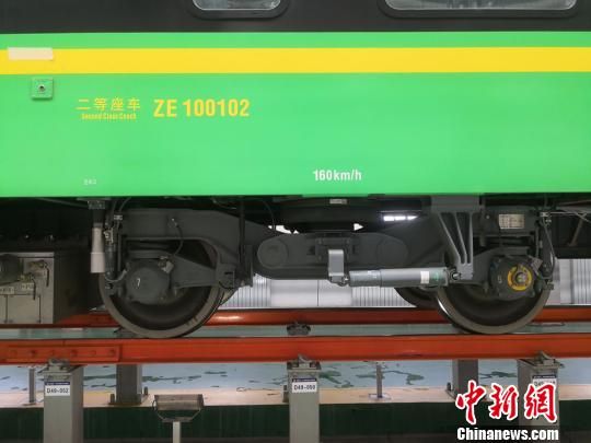 该动车组在快速线路使用具有突出优势,更加方便快捷,旅客乘坐更加安全舒适,运输组织更加高效等特点,为1节动力车、8节载客车共9节车厢的短编组列车,定员720人。 李洪清 摄 该动车组在快速线路使用具有突出优势,更加方便快捷,旅客乘坐更加安全舒适,运输组织更加高效等特点,为1节动力车、8节载客车共9节车厢的短编组列车,定员720人。 李洪清 摄