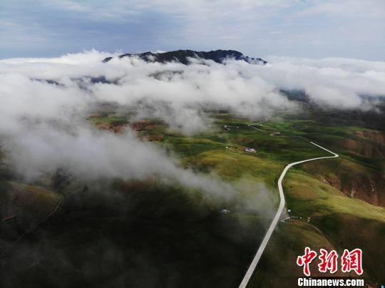 夏日甘肃肃南县祁连山区雨后云雾缭绕似画卷。(资料图) 杨艳敏 摄 夏日甘肃肃南县祁连山区雨后云雾缭绕似画卷。(资料图) 杨艳敏 摄
