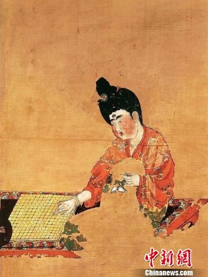 图为新疆阿斯塔那唐墓出土的《弈棋仕女图》。敦煌研究院供图 图为新疆阿斯塔那唐墓出土的《弈棋仕女图》。敦煌研究院供图