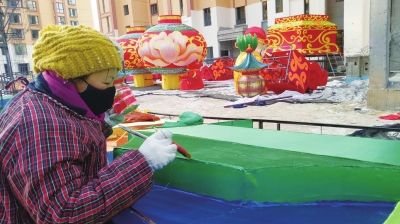 赶制花灯迎新春 兰州西固区迎春彩灯已陆续安装（图）