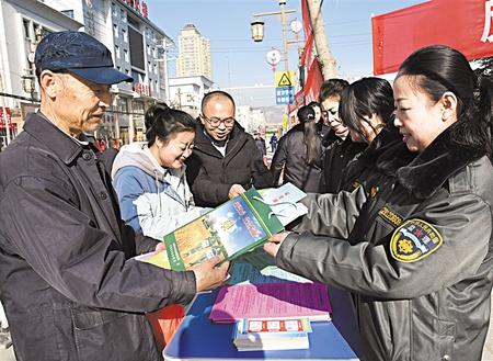 庆阳市庆城县农机局组织宣传农机法律法规和农机打假知识