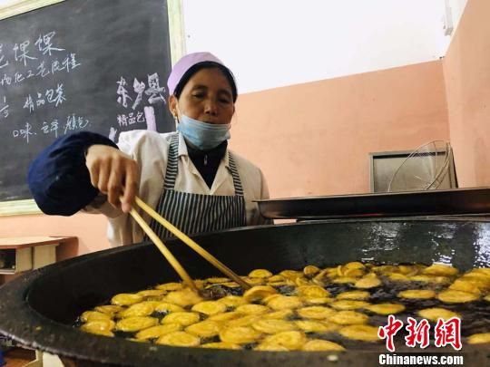图为甘肃东乡县布楞沟村民在巾帼扶贫车间制作油炸馃馃。(资料图) 艾庆龙 摄 图为甘肃东乡县布楞沟村民在巾帼扶贫车间制作油炸馃馃。(资料图) 艾庆龙 摄