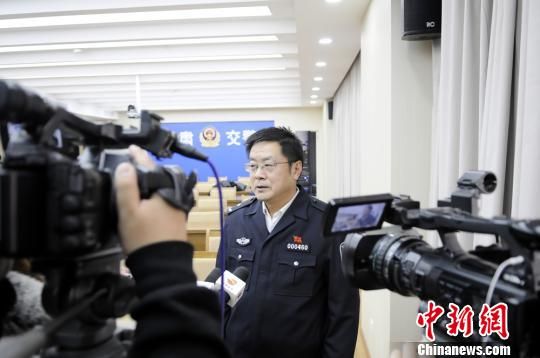 图为甘肃省交管局秩序一处处长罗建宏向媒体介绍查处交通违法行为的情况。史静静 摄 图为甘肃省交管局秩序一处处长罗建宏向媒体介绍查处交通违法行为的情况。史静静 摄