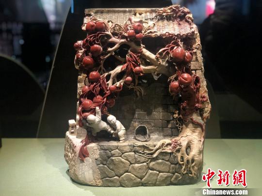 工艺美术大师潘成松:创作有内涵的石雕艺术品 2013年创作的泰顺石石雕作品《爷爷种的桃树》 潘沁文 摄