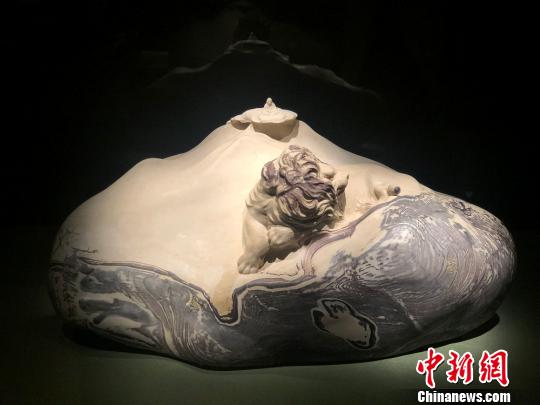 工艺美术大师潘成松:创作有内涵的石雕艺术品 2015年创作的天台石石雕作品《芸芸众生》 潘沁文 摄