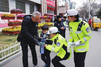 兰州交警借力“110宣传日”宣传交通安全