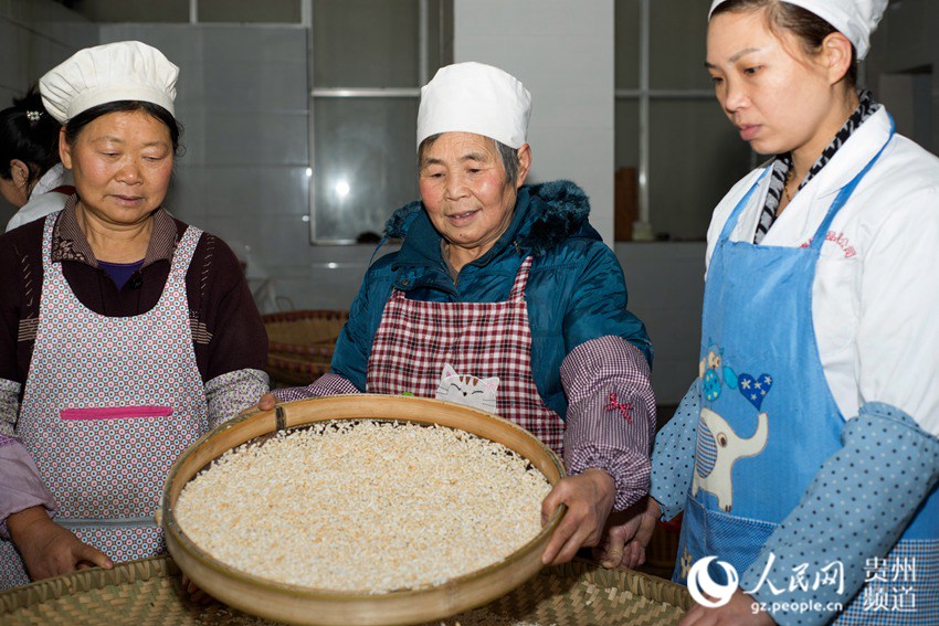 李云淑(中)在指导学徒选择食材。田东 摄