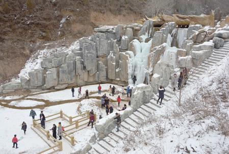 雪落翠峰景更美