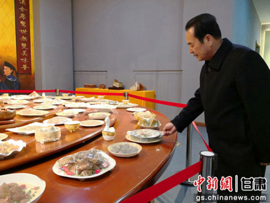 图为观赏石收藏爱好者边正学品石。张婧 摄 图为观赏石收藏爱好者边正学品石。张婧 摄
