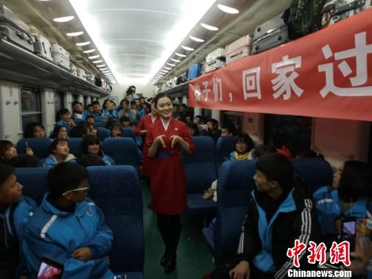 2019年1月11日,编组16辆,满载着884名兰州新区“舟曲中学”学生的K5962/5964次“学生专列”从兰州新区开出,一路驶向他们的家乡——陇南。这是中国铁路兰州局集团有限公司为舟曲孩子们开行的“学生专列”,护送孩子们返乡。(资料图) 钟欣 摄 2019年1月11日,编组16辆,满载着884名兰州新区“舟曲中学”学生的K5962/5964次“学生专列”从兰州新区开出,一路驶向他们的家乡——陇南。这是中国铁路兰州局集团有限公司为舟曲孩子们开行的“学生专列”,护送孩子们返乡。(资料图) 钟欣 摄