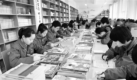 定西渭源县龙亭中学的学生在图书室静默自习（图）