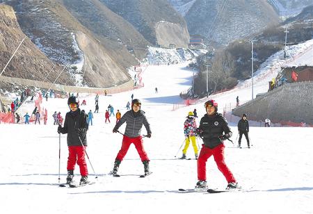 临夏永靖县凤凰岭滑雪场开启滑雪季（图）