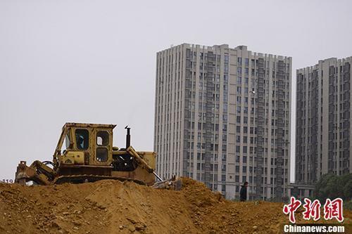 资料图:湖南长沙一楼盘土地上,推土机正在作业。 <a target='_blank' data-cke-saved-href='http://www.chinanews.com/' href='http://www.chinanews.com/'>中新社</a>记者 杨华峰 摄 资料图:湖南长沙一楼盘土地上,推土机正在作业。 <a target='_blank' data-cke-saved-href='http://www.chinanews.com/' href='http://www.chinanews.com/'>中新社</a>记者 杨华峰 摄