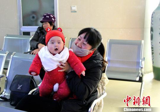 图为济南一位市民带着二胎宝宝到医院问诊。　赵晓 摄