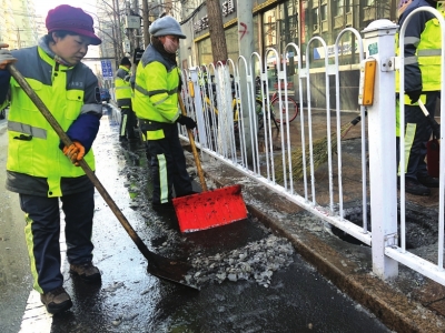 兰州一商铺水管冻裂路面积水结冰多部门到场及时处理