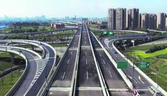 凤凰山高架桥于昨日正式通车，全线长约7.74公里