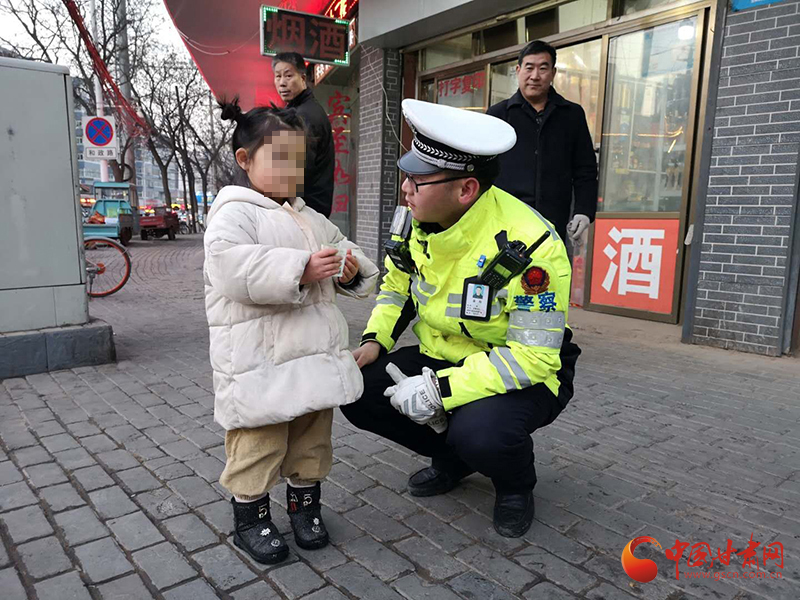 三岁小孩走失 好心市民协助兰州交警为其找到家人