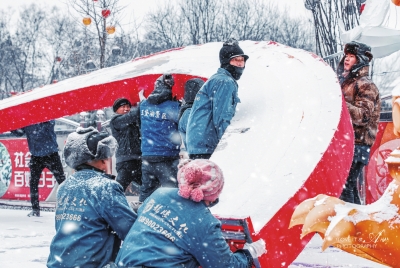 雪花飘零中看金城“装灯人”（图）