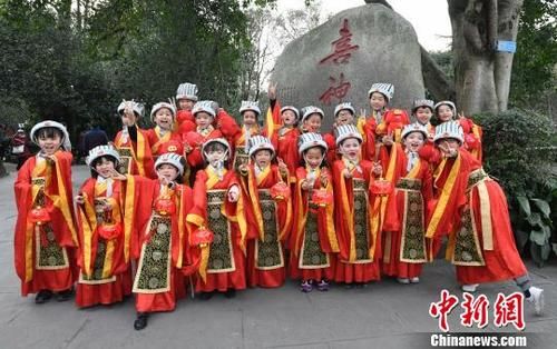 1月21日，成都武侯祠博物馆2019年成都大庙会“小喜神”新鲜出炉。图为新选出的“小喜神”在武侯祠博物馆内的“喜神方”前合影。　安源 摄