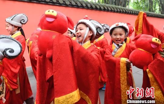 新鲜出炉的2019年成都大庙会“小喜神”。　安源 摄