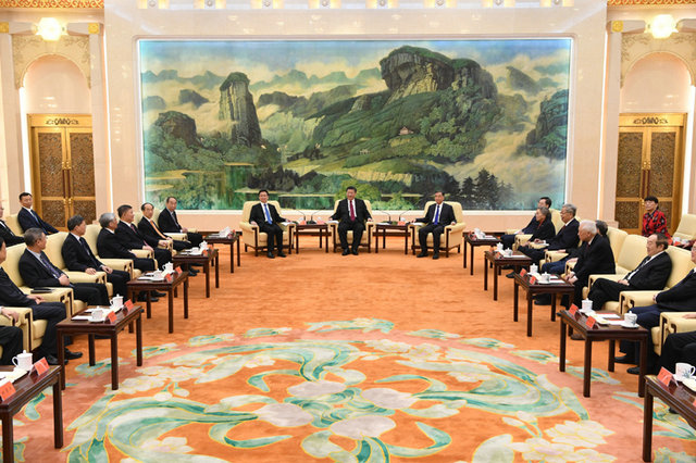1月28日,习近平、汪洋、韩正等在北京人民大会堂同党外人士欢聚一堂,共迎佳节。 新华社记者 饶爱民 摄
