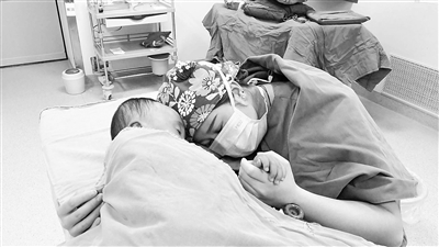 定西：护士手术台当“临时妈妈”抚慰小患者获赞“最美天使”