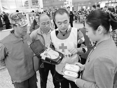 甘肃省红十字会在兰州西站投放首台“救命神器”AED