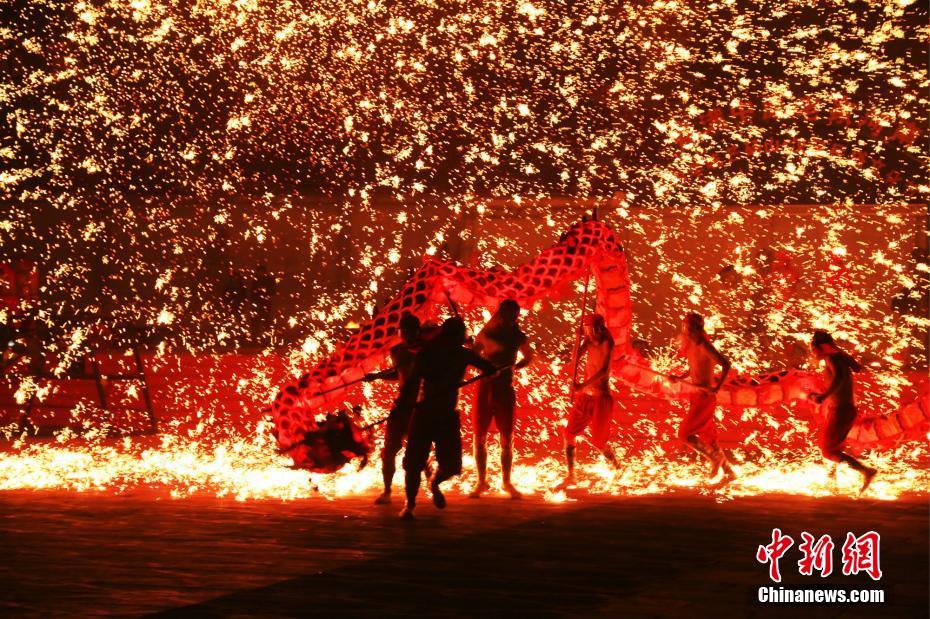 千年古镇河南芒山“铁花秀”闪耀新春夜