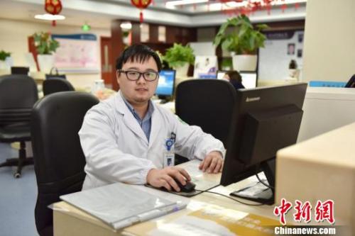 图为:春节期间值班的医生 方临明 摄 图为:春节期间值班的医生 方临明 摄