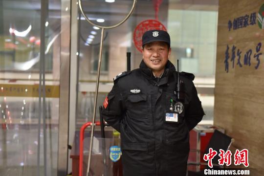图为:春节期间值班的保安 方临明 摄 图为:春节期间值班的保安 方临明 摄