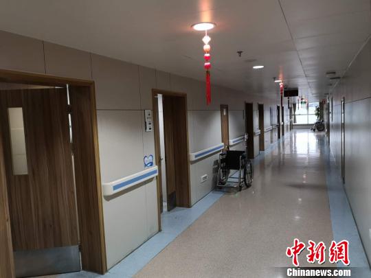 图为:医院病区内的走廊上悬挂着红灯笼 范宇斌 摄 图为:医院病区内的走廊上悬挂着红灯笼 范宇斌 摄