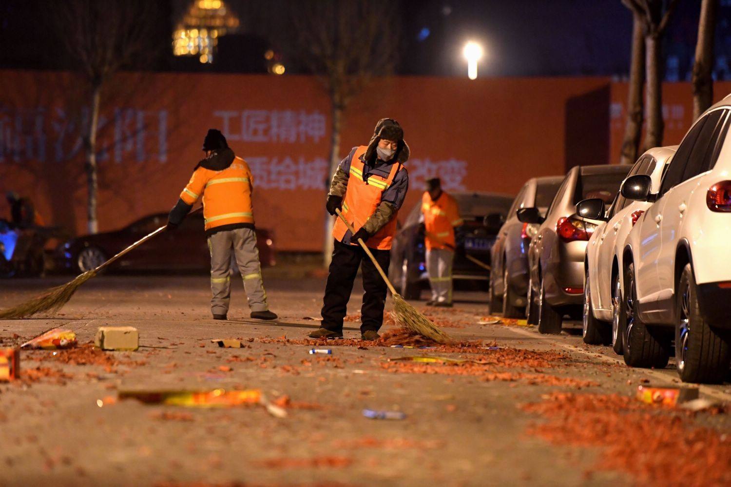 环卫工除夕夜忙个不停 清运兰州主城区垃圾上千吨 