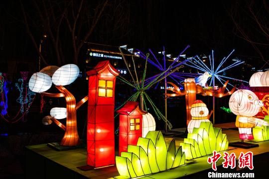 图为以“敦煌文化元素、生肖猪的形象、卡通动漫人物”为主要表现形式的多组大型春节花灯。 王斌银 摄 图为以“敦煌文化元素、生肖猪的形象、卡通动漫人物”为主要表现形式的多组大型春节花灯。 王斌银 摄