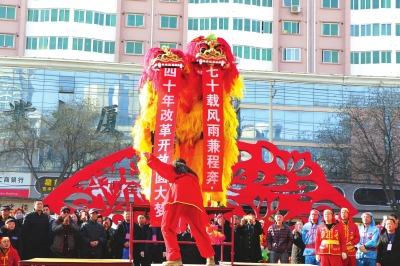 甘肃各地社火嗨翻天 红红火火过大年