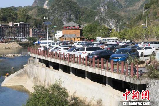 图为爆满的巴马景区停车场 钟欣 摄 图为爆满的巴马景区停车场 钟欣 摄