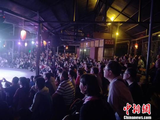 图为游客在观看文艺演出 钟欣 摄 图为游客在观看文艺演出 钟欣 摄