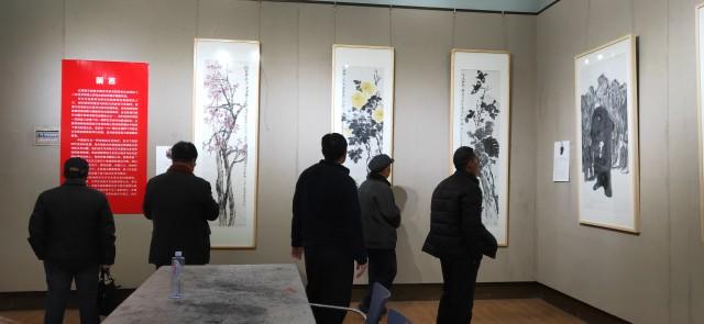 张建杰观看“时代丹青”中国画博士十二人作品展
