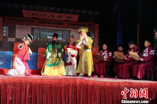 图为端鼓腔传承人丁立新及其团队。 东平县渔家端鼓腔文化戏社 供图 摄 图为端鼓腔传承人丁立新及其团队。 东平县渔家端鼓腔文化戏社 供图 摄