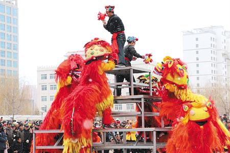 定西市临洮县举办传统社火展演，庆祝元宵佳节