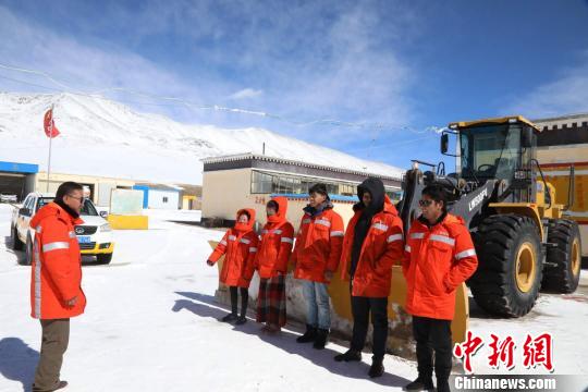 图为近日，阿里地区公路养护段护路工人在领受任务。　阿旺扎西 摄