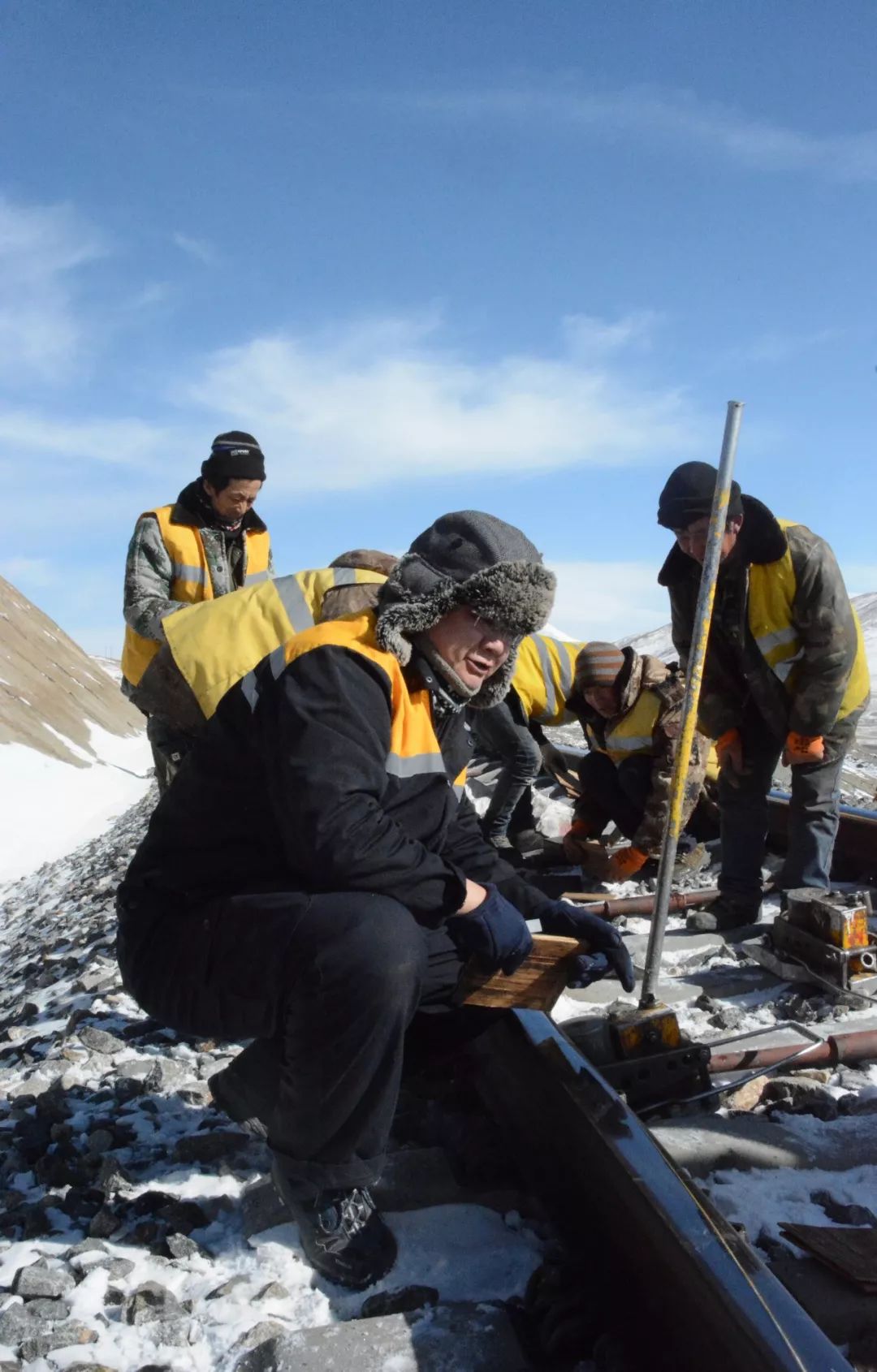 “生命禁区”里的春运:太久没人聊天，我就对着镜子跟自己说话…