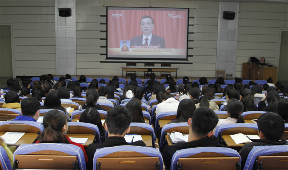 西北师范大学知行学院师生热议政府工作报告