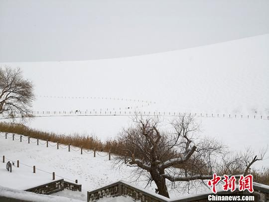 图为2018年底,甘肃敦煌鸣沙山月牙泉景区一片银装素裹。(资料图) 冯志军 摄 图为2018年底,甘肃敦煌鸣沙山月牙泉景区一片银装素裹。(资料图) 冯志军 摄