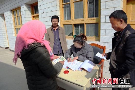 图为农夫交废旧地膜。 图为农夫交废旧地膜。